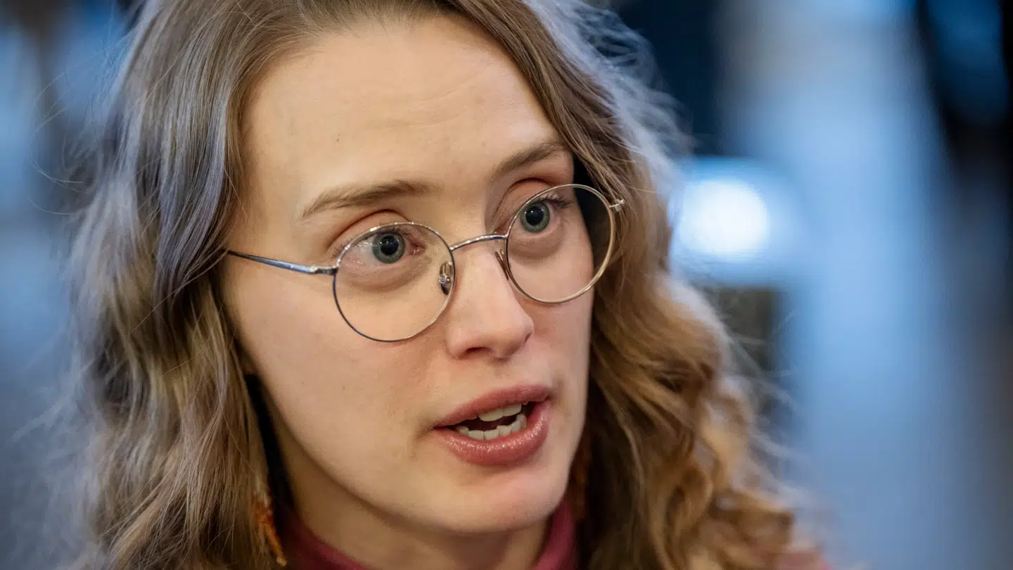 Aki-Mathilda Høegh-Dam fra det grønlandske parti Naleraq sammenligner Grønlands forhold til Danmark med 'en frø i kogende vand'.