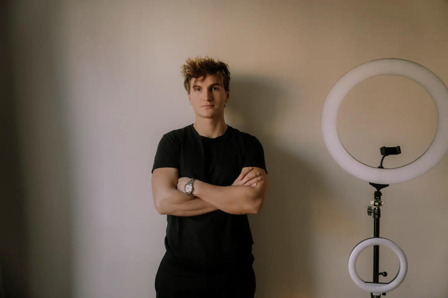 Karl Weihe er 26 år og bruger sin medvirken i »Paradise Hotel« til at markedsføre sin musik og sin person, så han ikke behøver at have et 8-16-job.