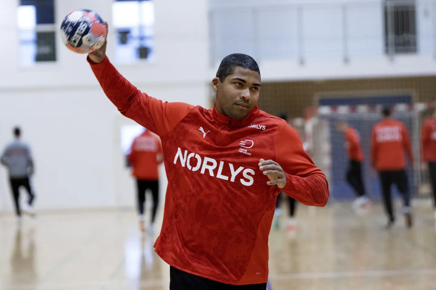 Mads Mensah er selv en af de spillere, som får begrænset med tid på banen i kampene, fordi konkurrencen er blevet så hård på det danske landshold.