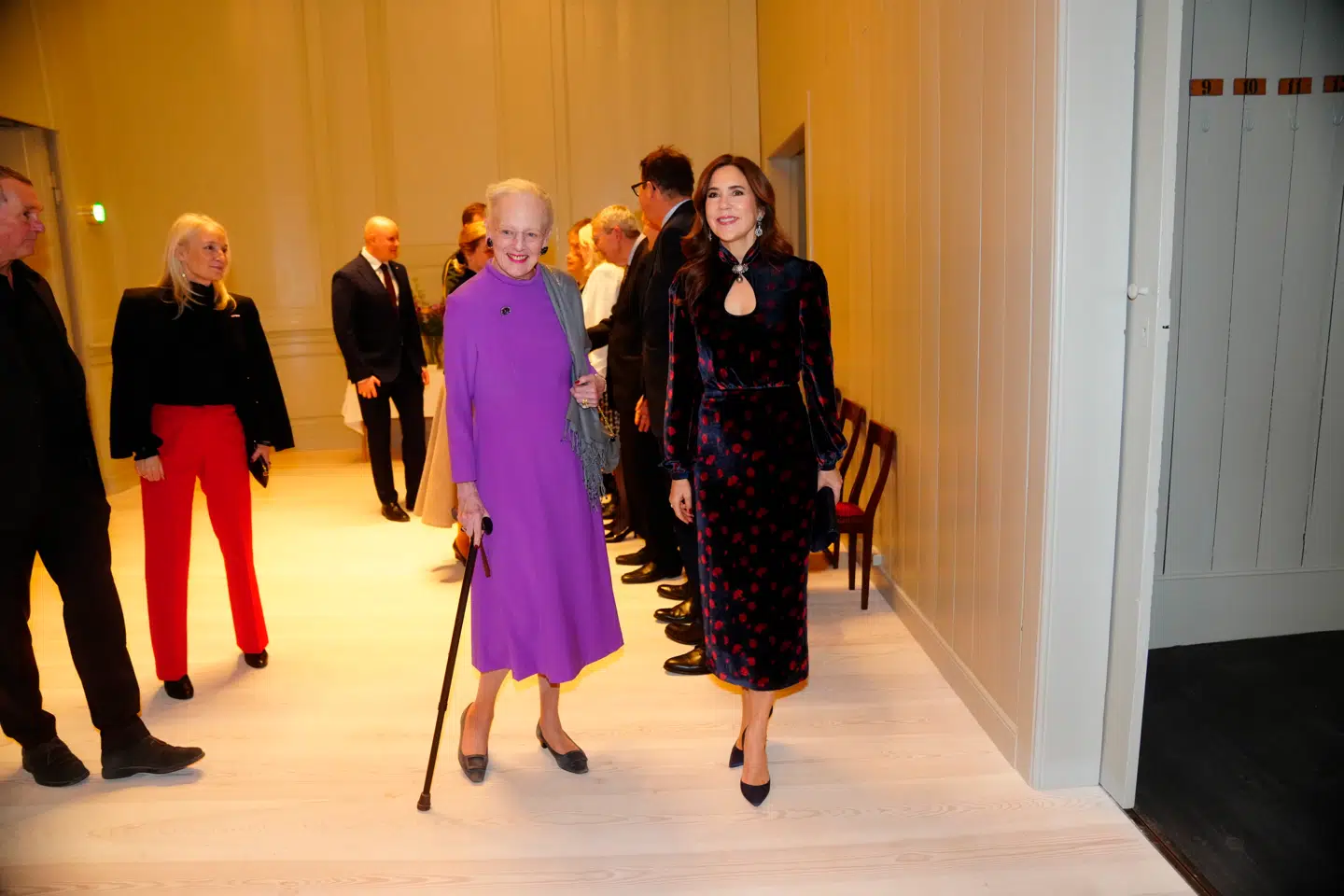 Dronning Margrethe og dronning Mary ankom hver for sig, men blev forenet lige før Hofteatrets forestilling, da de torsdag sammen deltog i teatrets genåbningen på Christiansborg Ridebane i København.