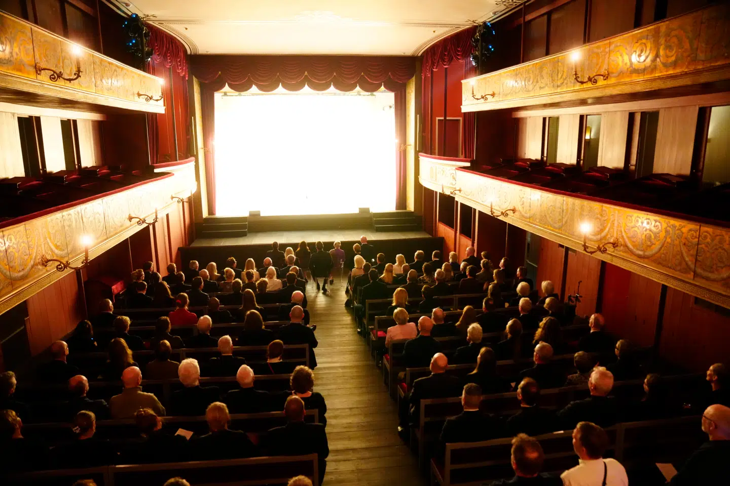 Jacob Engel-Schmidt havde fornem plads på forreste række ved siden af både dronning Margrethe og dronning Mary, da de alle deltog i genåbningen af Hofteatret ved Christiansborg Slot torsdag aften.