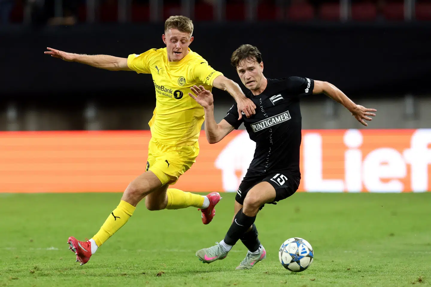 Mathias Jørgensen (tv.) forlader Bodø/Glimt efter en bare en halv sæson i den norske klub. (Arkivfoto).