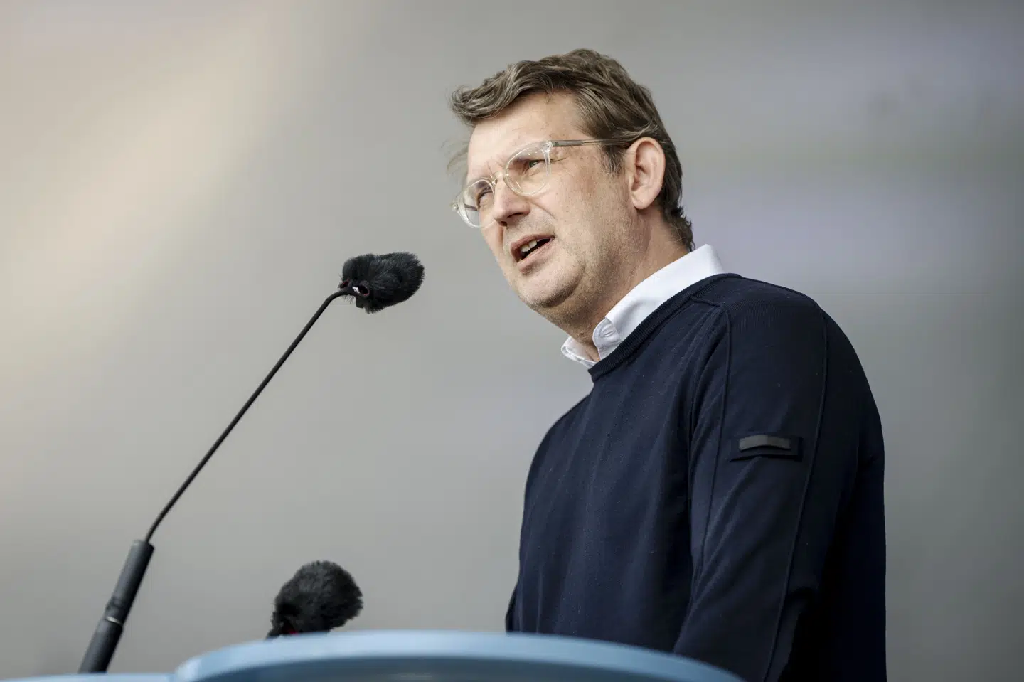 Forsvarsminister Troels Lund Poulsen holdt partiledertale på Folkemødet i 2025. Ved et andet arrangement, han deltog i, fløj der samtidig et af Forsvarets kampfly over Folkemødet. (Arkivfoto).