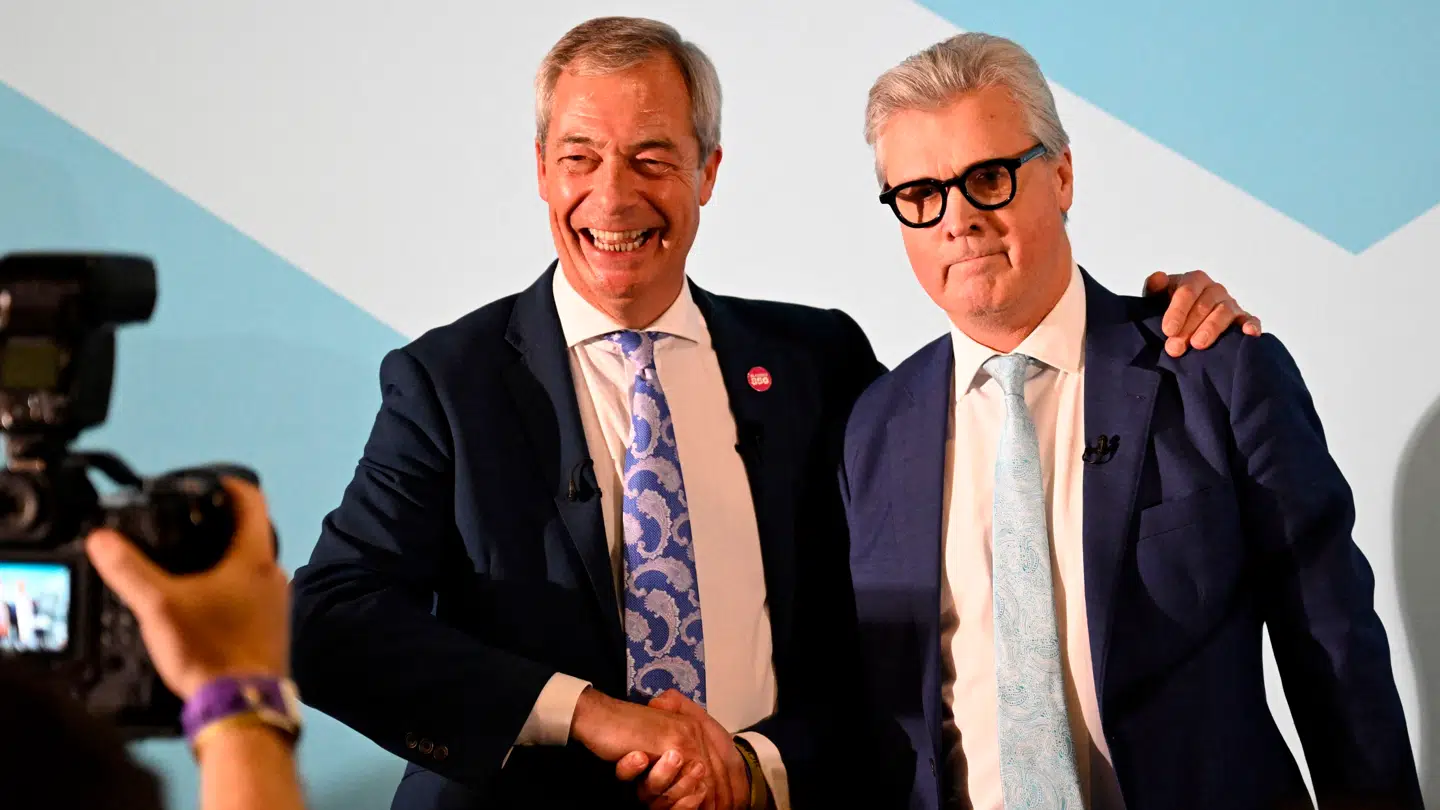 Reform UK forventes at få et godt valg om 10 uger. Her ses lederen af partiet Nigel Farage (tv.) med Malcolm Offord (th.), der opstiller for partiet i Skotland.