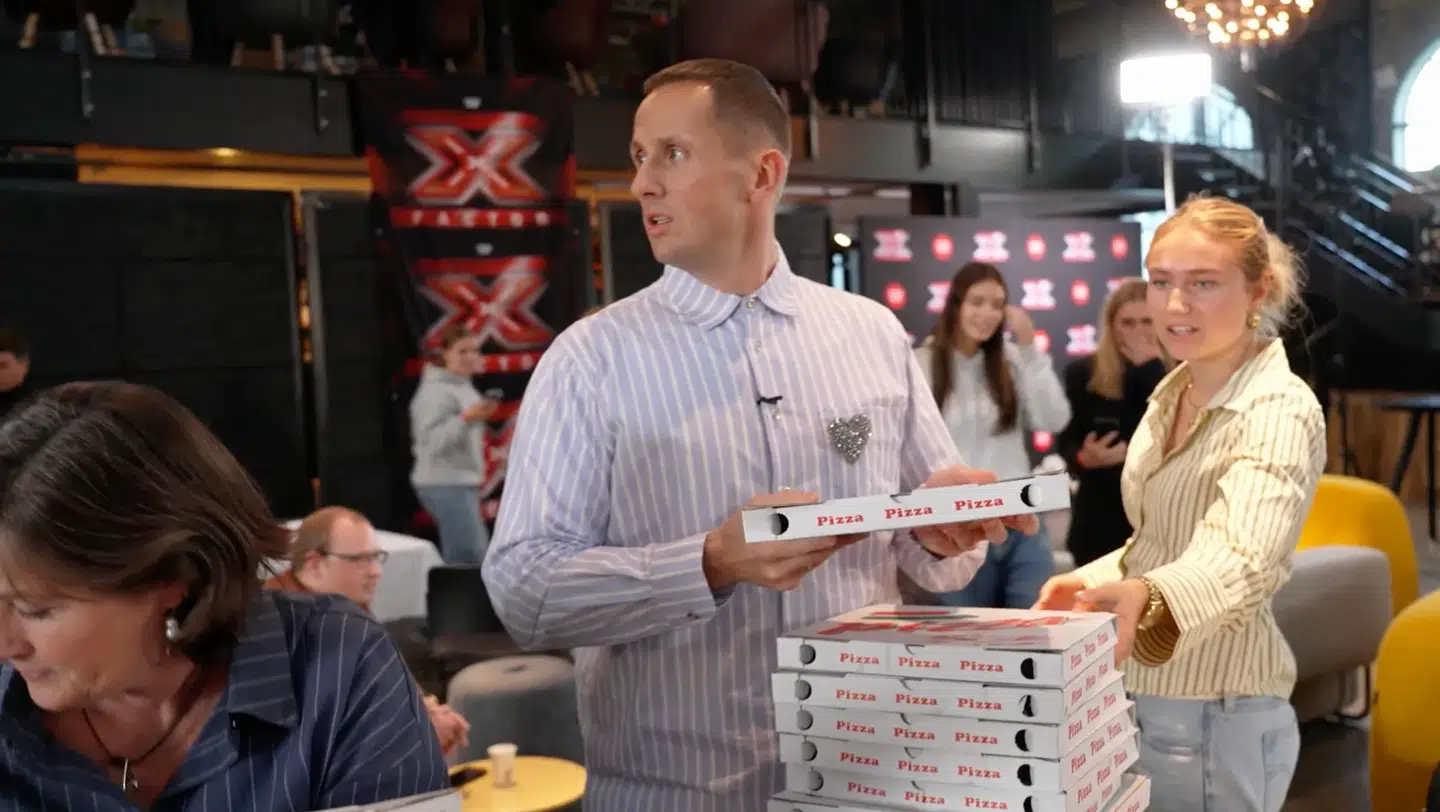 I seneste afsnit 'X Factor' føler Thomas Blachman sig klippet ud – mens Benjamin Hav deler pizzaer ud. Se mere i videoen foroven.