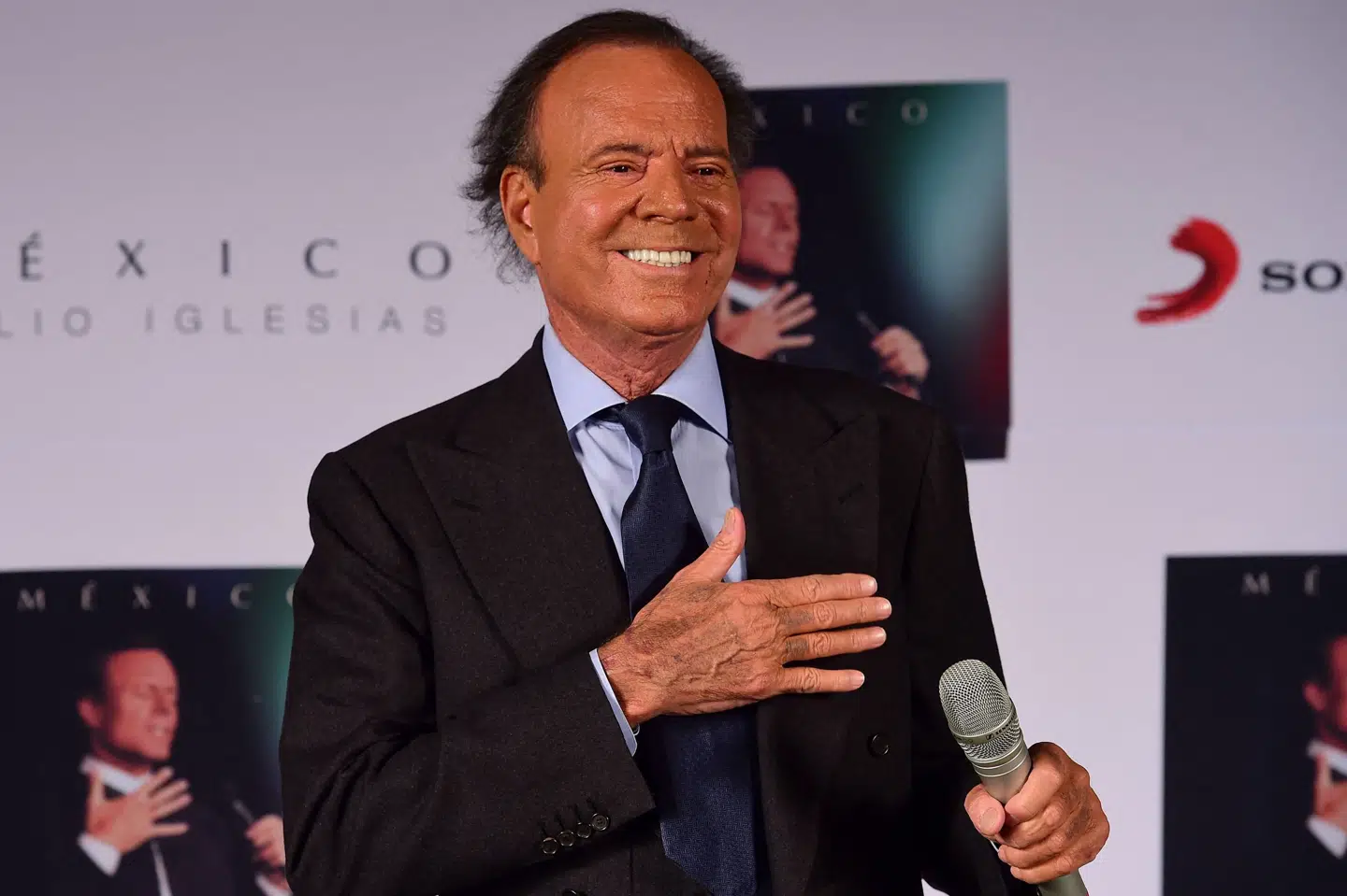 Ifølge kvinderne har Julio Iglesias udsat dem for seksuel chikane, tjekket deres telefoner, begrænset deres mulighed for at forlade ejendommene og krævet, at de arbejdede op til 16 timer om dagen uden fridage. (Arkivfoto).