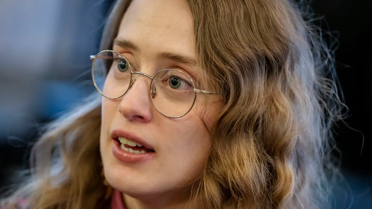 Aki-Matilda Høegh-Dam opfatter det danske militær som et »fremmed militær«, og både danske soldater såvel som soldater fra andre europæiske lande som Sverige gør ifølge hende den grønlandske befolkning urolig.