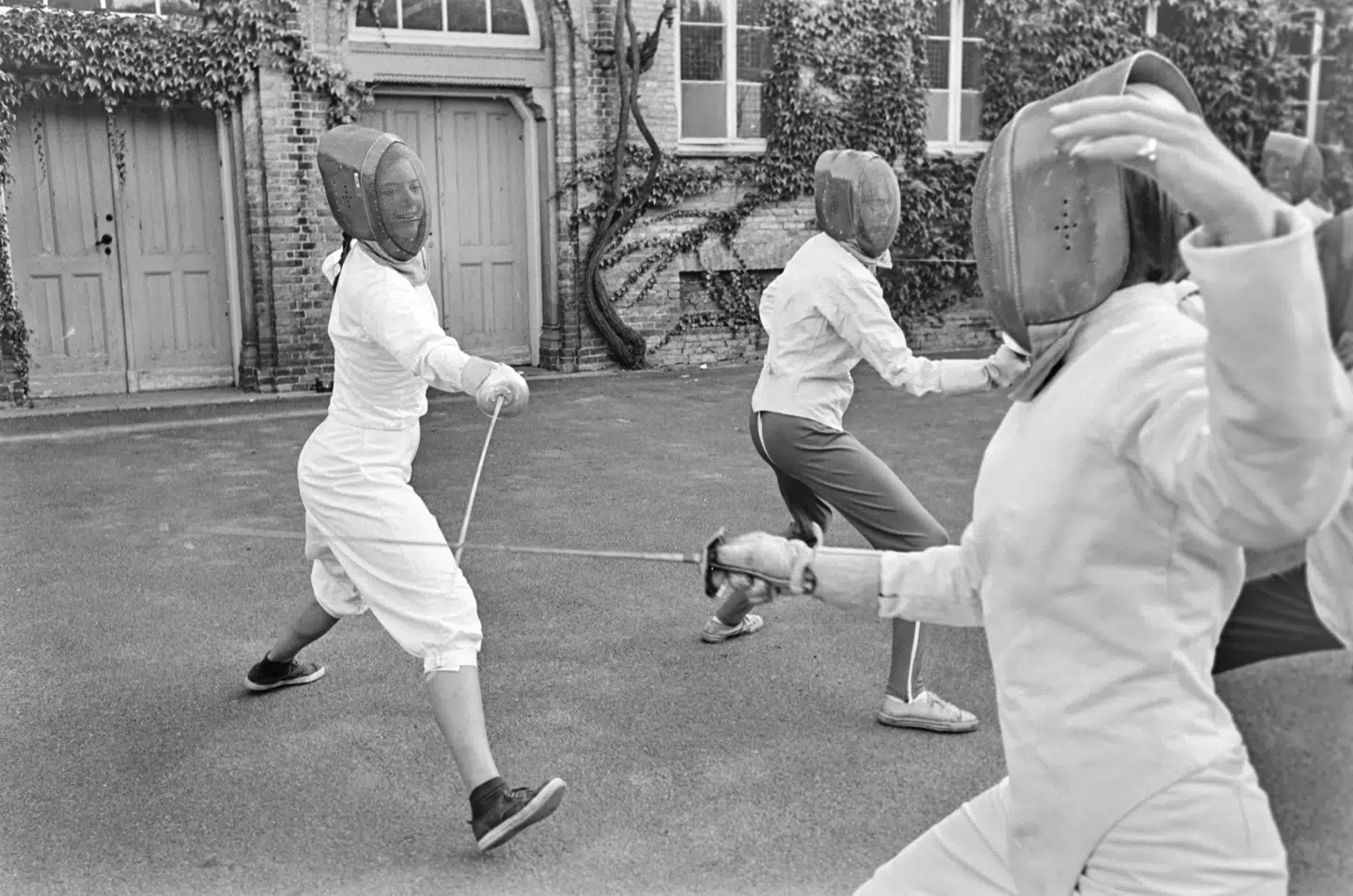 Kronprinsesse Margrethe i fægtetræning på Flyvevåbnets officerskolen i Jonstrup i 1966. Hun var i perioden 1958-1970, inden hun blev dronning, aktivt medlem af Kvindeligt Flyverkorps.