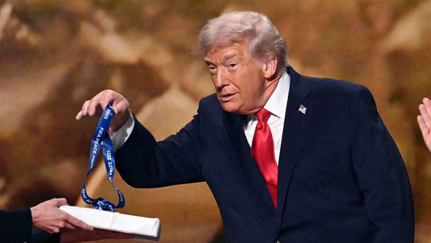 Den amerikanske præsident Donald Trump lægger sin medalje tilbage, da han modtager FIFA's fredspris fra FIFA's præsident Gianni Infantino under lodtrækningen til FIFA's verdensmesterskab i fodbold 2026, der finder sted i USA, Canada og Mexico, i Kennedy Center i Washington, DC, den 5. december 2025.