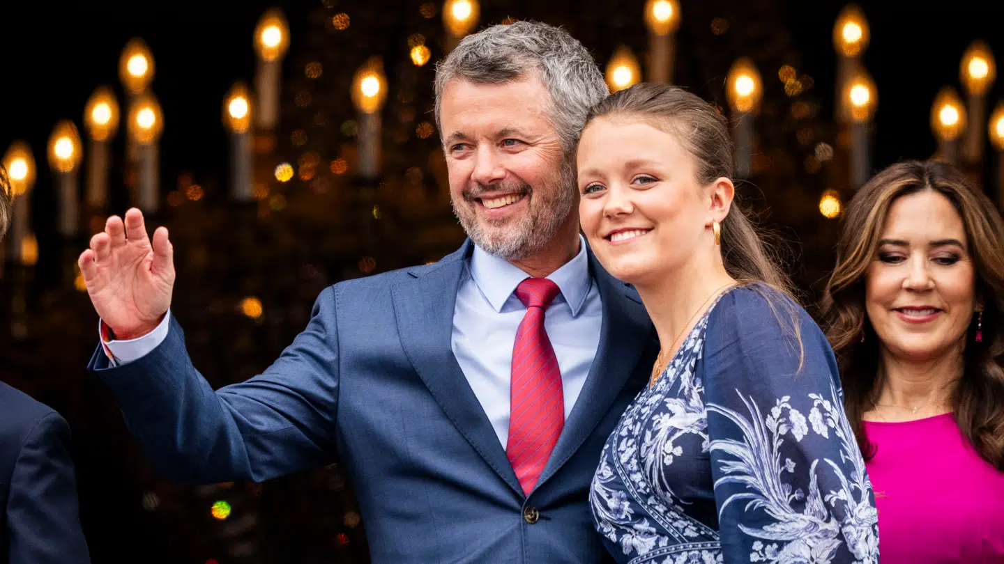 Kong Frederik X fylder 56 år og vinker sammen med prinsesse Isabella fra balkonen på Frederik VIII's Palæ, Amalienborg Slot i København, søndag den 26. maj 2024.
