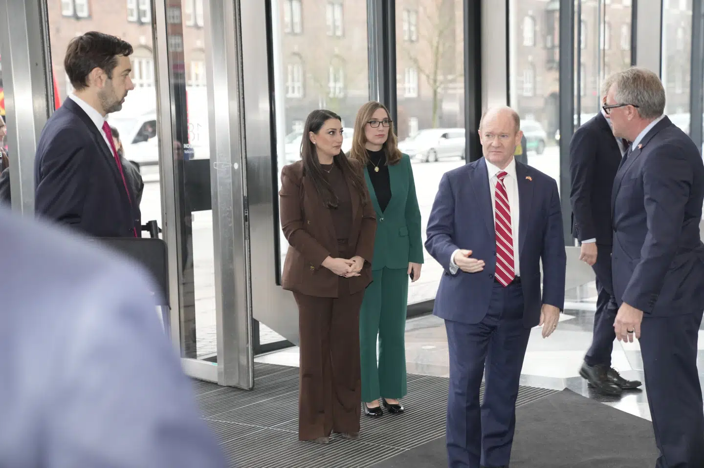 En amerikansk delegation, der består af senatorer og medlemmer af Repræsentanternes Hus, ses her ved besøg i Industriens Hus i København fredag.