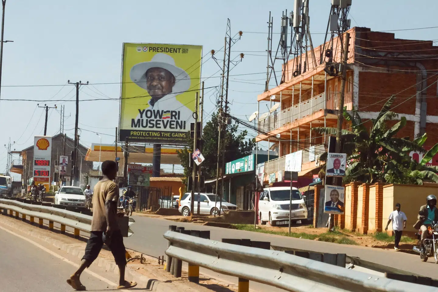 Ud over Wine udfordrer seks andre oppositionskandidater Museveni, som er Afrikas tredjelængst siddende statsoverhoved.