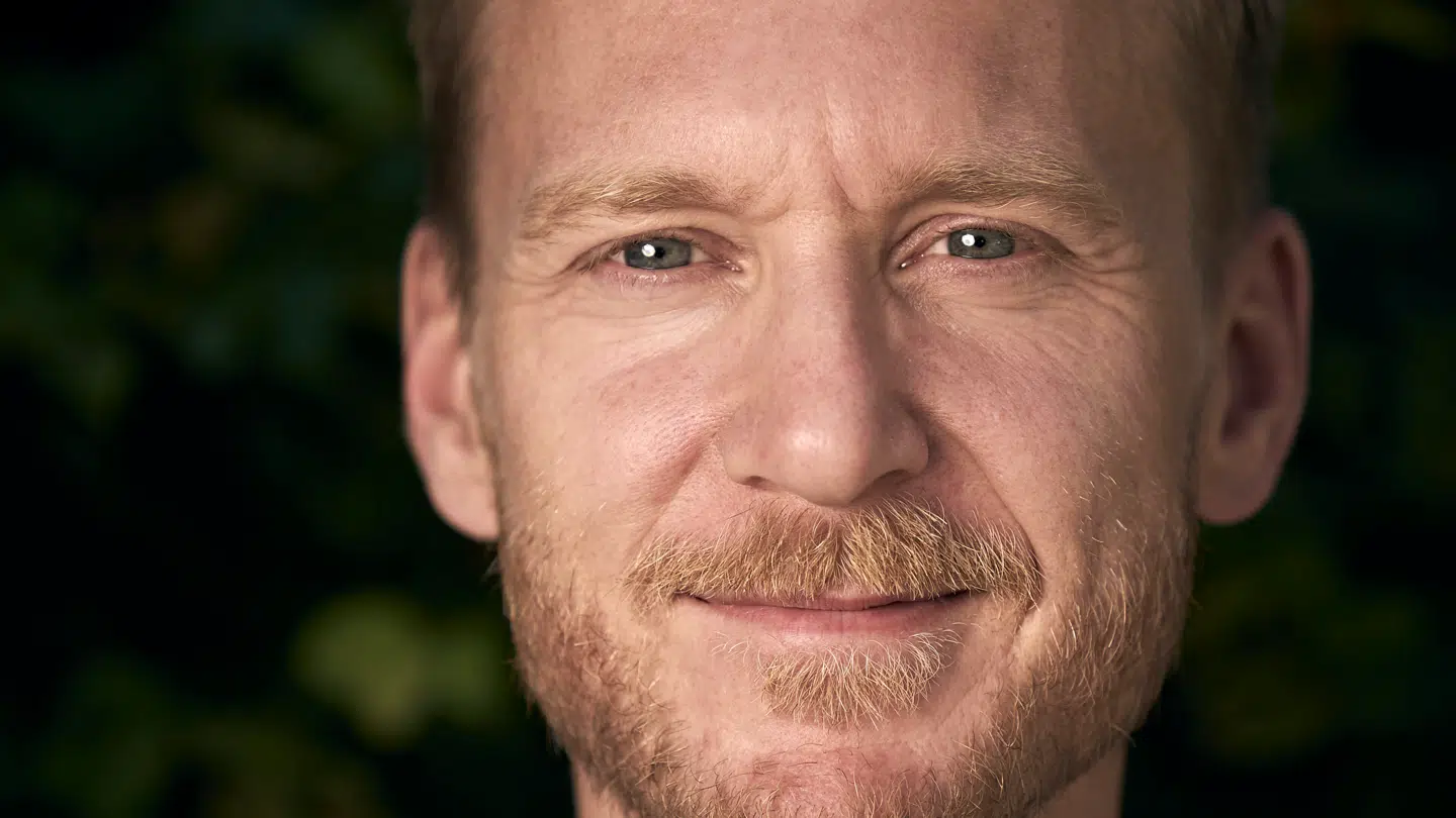 Komiker Huxi Bach er på forsiden af amerikansk avis.