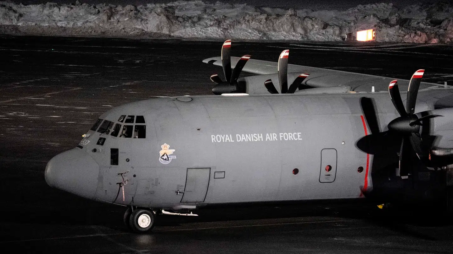 Et dansk Hercules-fly i Nuuks internationale lufthavn.