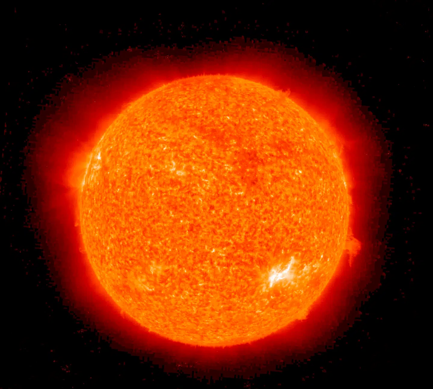 En af konsekvenserne ved solstorme er, at satellitter kan blive slået ud, hvilket kan lamme kommunikation og navigation.