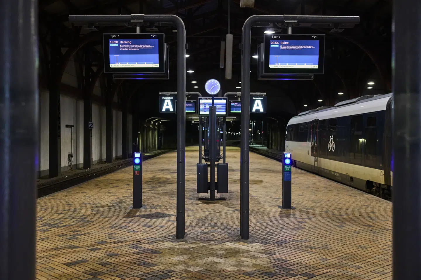 Ombygningen af jernbanen i Aarhus har været i gang siden 1. april, og flere spor er allerede fornyet. Formålet er, at en ny og moderne jernbane ved udgangen af 2026 skal være klar til, at der kan køre eltog på strækningen. (Arkivfoto).