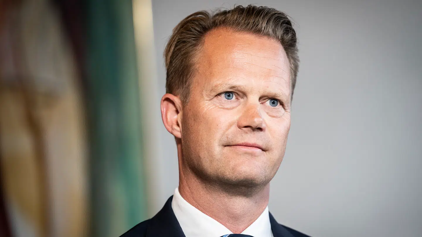 Den tidligere udenrigsminister Jeppe Kofod (S) har fået job som rådgiver i et mineselskab, som er delvist ejet af et kinesisk selskab, og som ønsker at grave på Grønland. Nu møder han kritik.