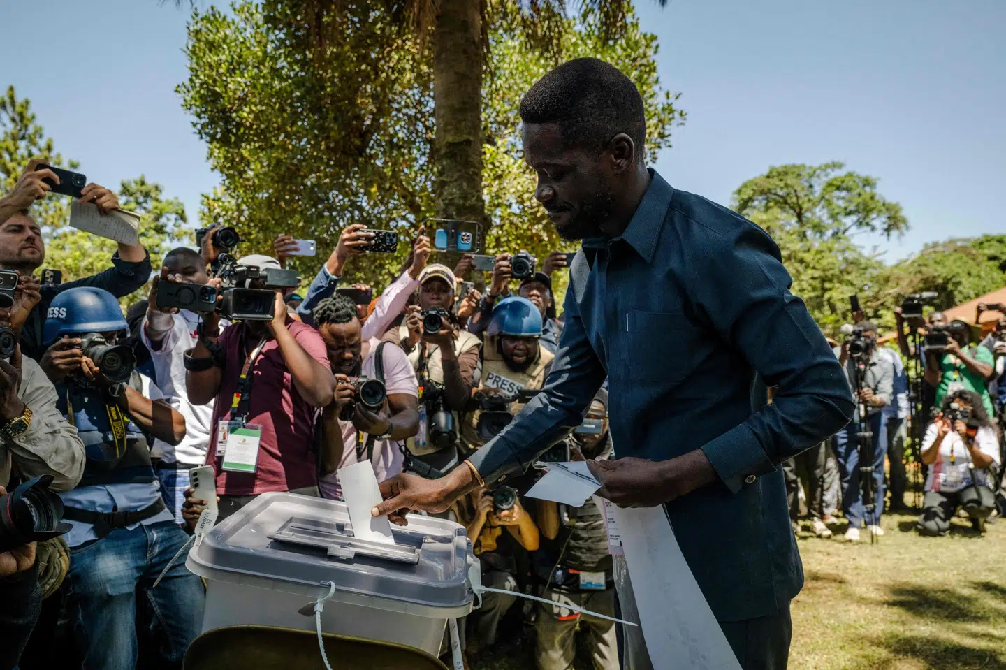 Ugandas oppositionsleder, Bobi Wine, da han torsdag afgav sin stemme i valgkampen. (Arkivfoto).