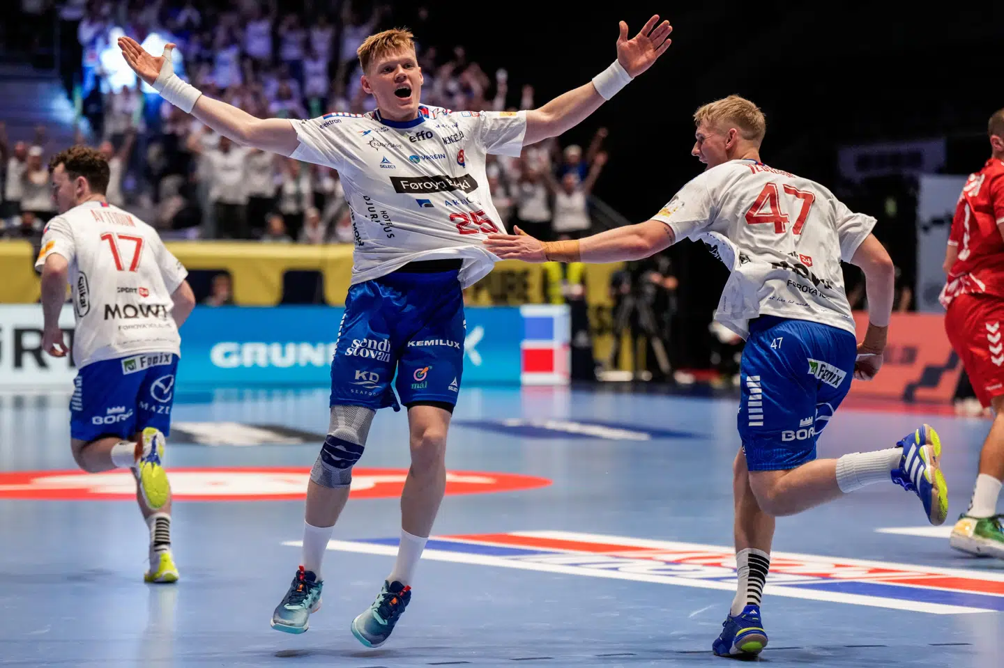 Vilhelm Poulsen og resten af de færøske håndboldherrer kæmpede heroisk kampen igennem mod Schweiz, og det endte med at kaste et point af sig i EM-gruppekampen. Vilhelm Poulsen scorede det sidste mål.