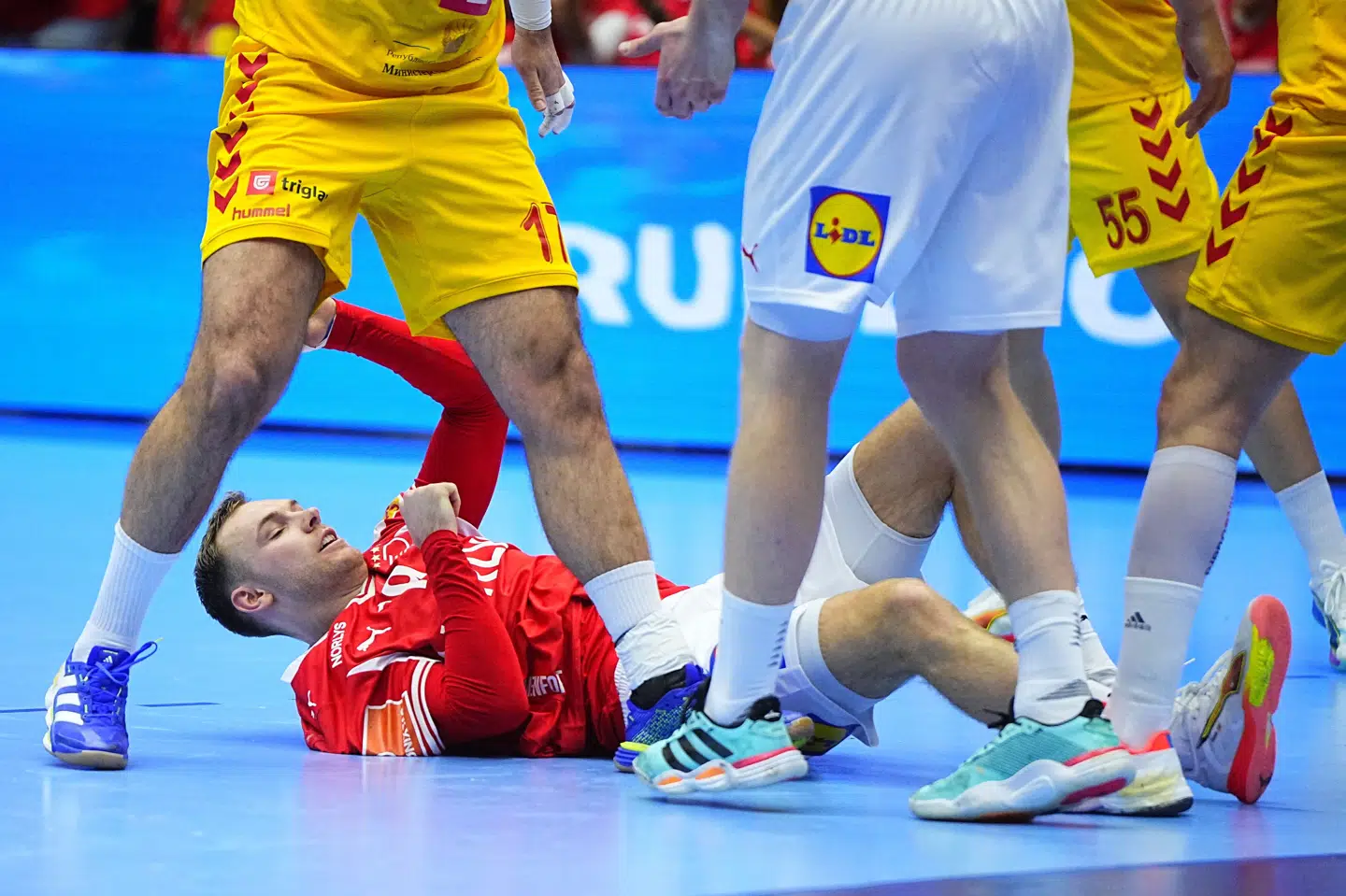 Nordmakedonien forsøgte at mandsopdække Mathias Gidsel i store dele af kampen fredag. Og når han fik bolden, gik de hårdt til ham.