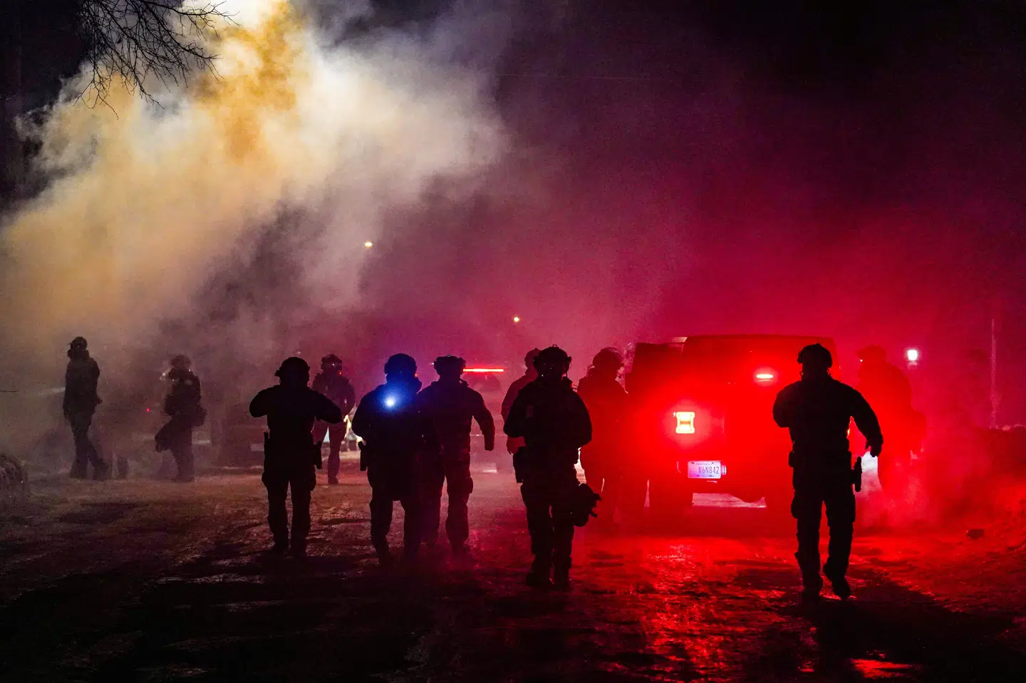 Føderale agenter fra immigrationsmyndigheden ICE er gentagne gange stødt sammen med demonstranter i den amerikanske delstat Minnesota de seneste uger. Nu bliver ICE's muligheder for at skride til handling begrænset af en dommer. De må blandt andet ikke længere bruge tåregas og peberspray mod fredelige demonstranter. (Arkivfoto).