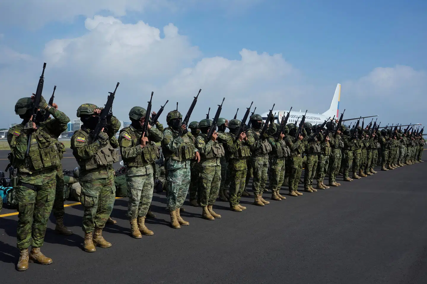 Soldater er ankommet til en luftbase, hvorfra de skal udsendes til provinserne Guayas, Manabi og Los Rios for at bekæmpe narkobander.
