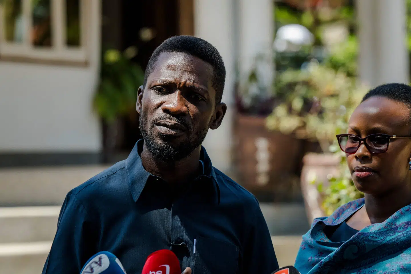 Ugandas oppositionsleder, sangeren Bobi Wine, taler under et pressemøde ved sit hus i Kampala på valgdagen torsdag. Hans parti, NUP, mener, at han er blevet ført bort mod sin vilje. Det afviser militæret. (Arkivfoto).