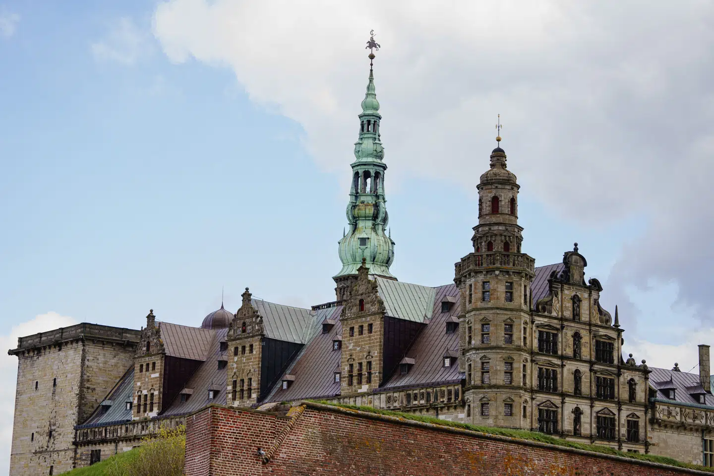 Trompetertårnet på Kronborg Slot i Helsingør tårner med sine mere end 60 meter over slottets ydermure. Snart bliver tårnet indhyllet i stillads, da det skal renoveres. (Arkivfoto).