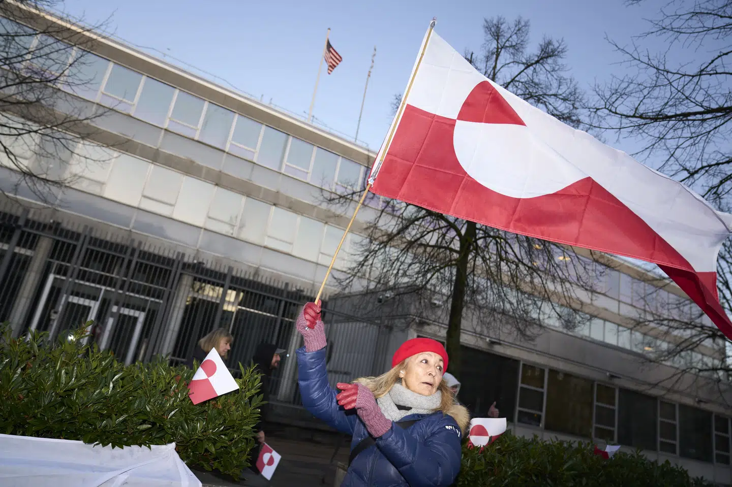 Lørdagens demonstrationer i Danmark til støtte for grønlænderne er ikke de første af slagsen. I ugens løb blev der demonstreret foran den amerikanske ambassade i København.