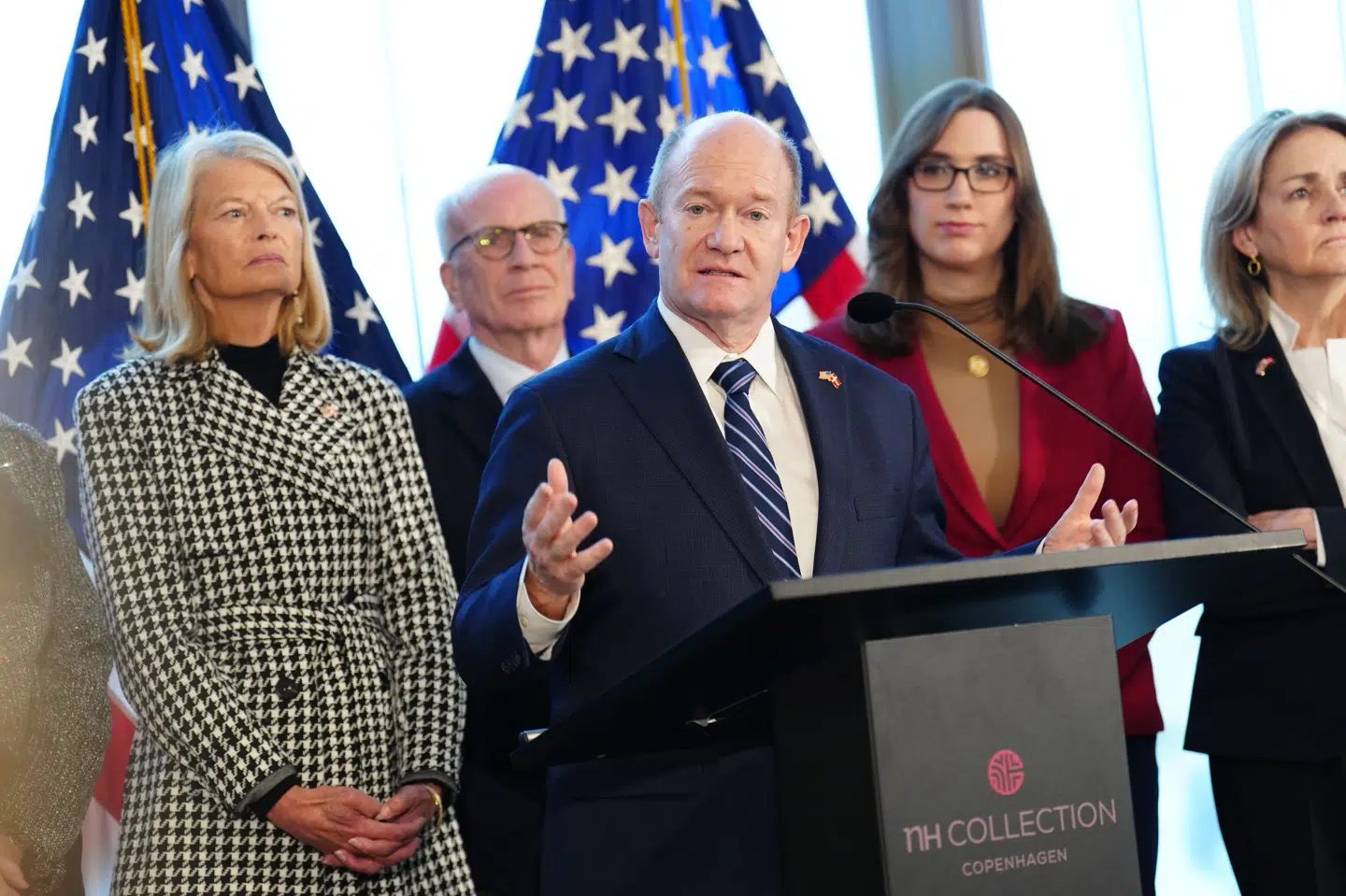 11 amerikanske politikere afholdt lørdag pressemøde på NH Collection i København, efter at de fredag har mødtes med danske parlamentarikere om Grønland. Den demokratiske senator Chris Coons førte ordet og understregede, at Danmark er en afgørende allieret for USA.