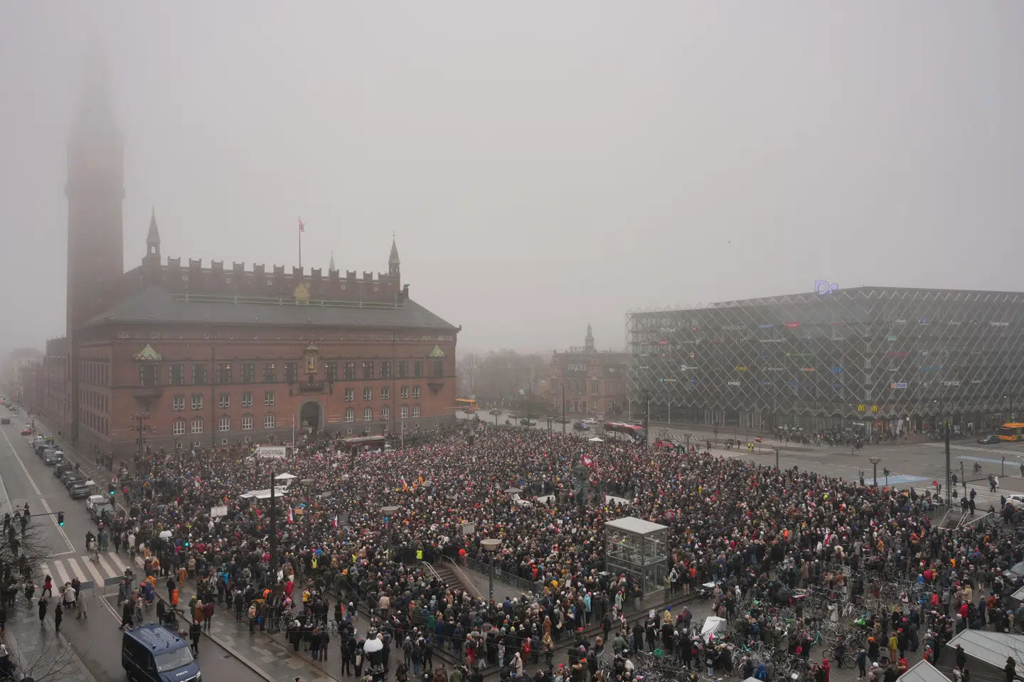 Demonstranter fylder lørdag en stor del af Rådhuspladsen i København. Det er et af de steder, hvor der lørdag afholdes demonstration til støtte for grønlænderne.