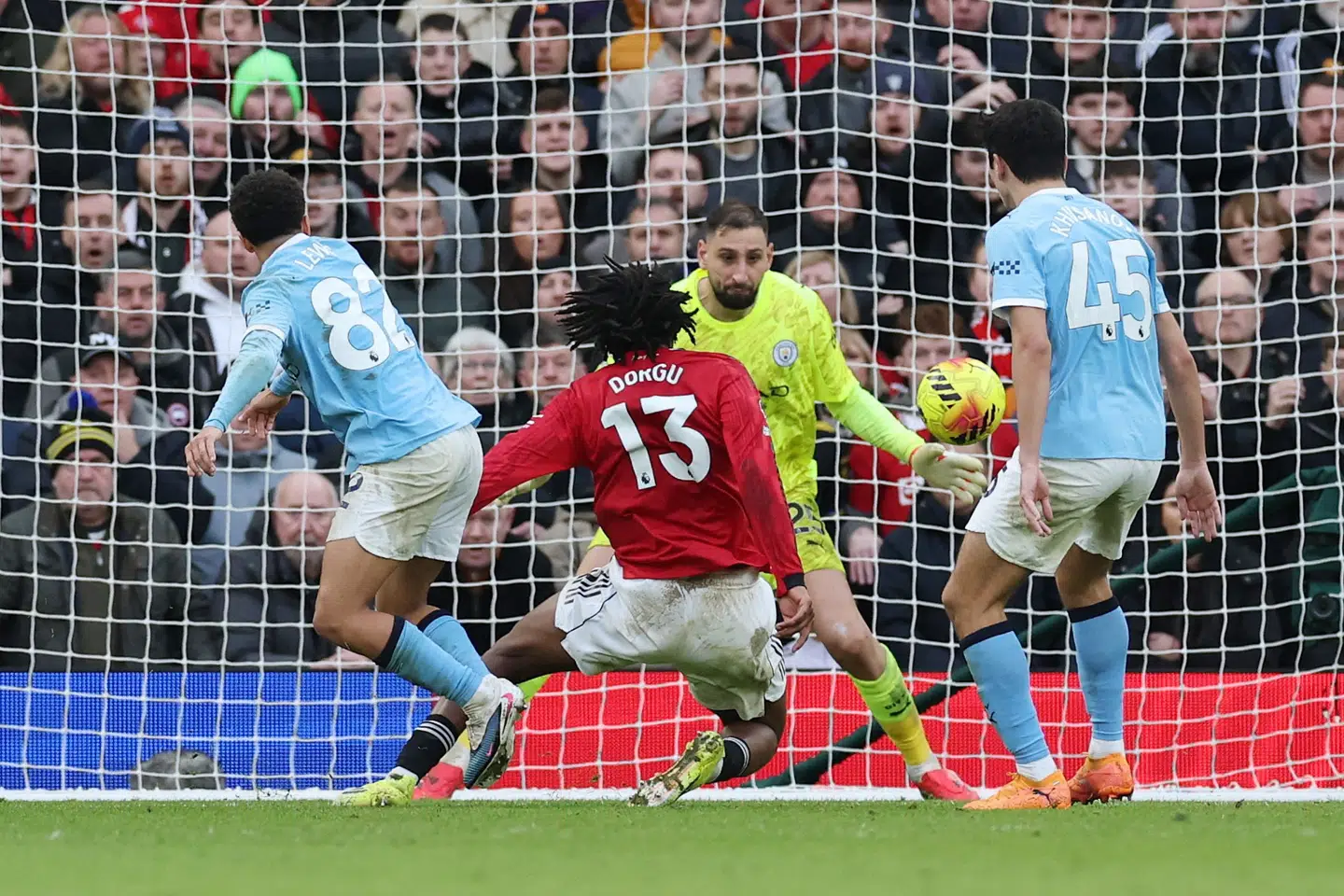 Patrick Dorgu bringer Manchester United på 2-0 mod Manchester City.