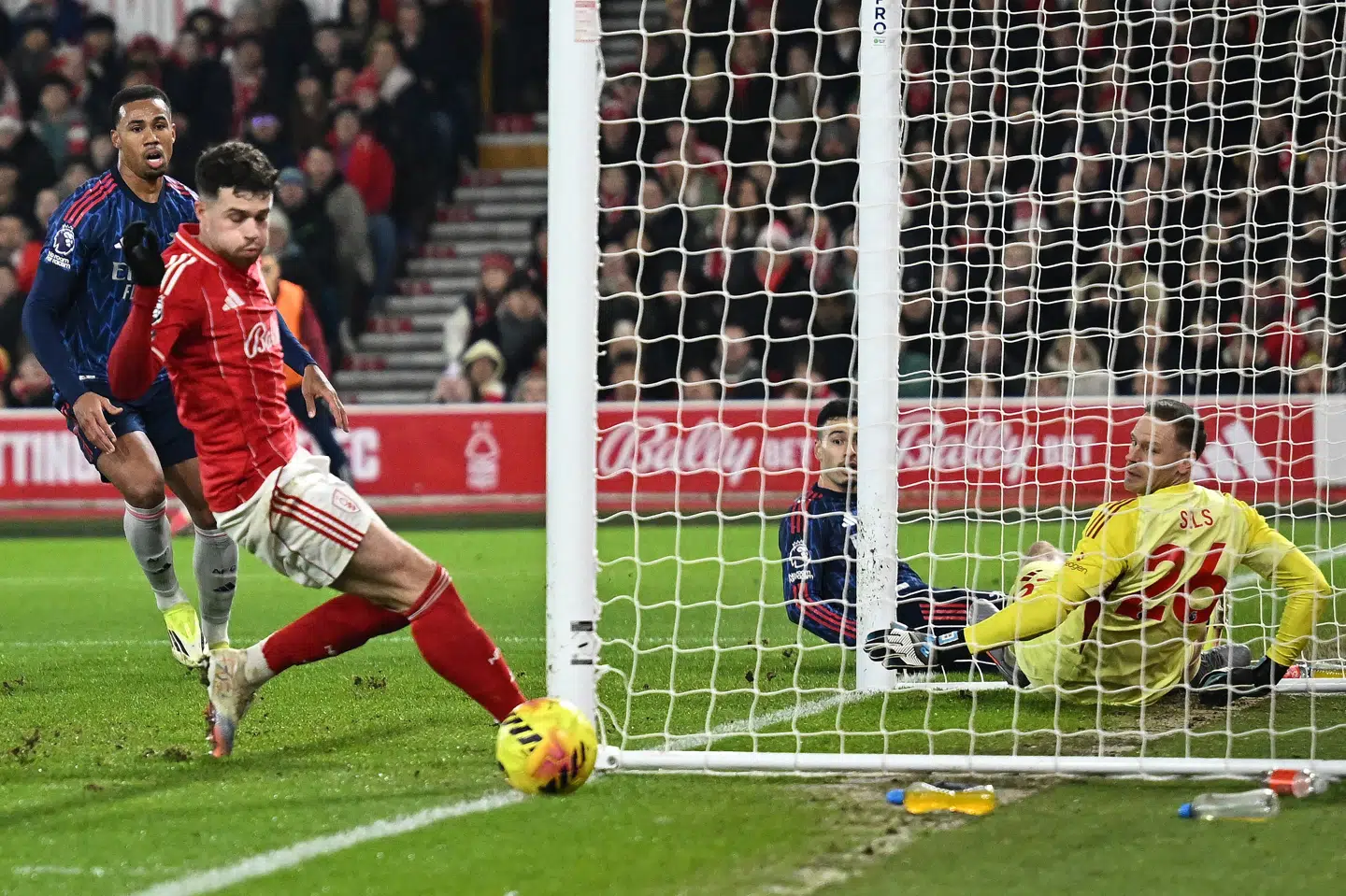 Arsenals kantspiller Gabriel Martinelli missede en stor chance for at score i første halvleg, da brasilianeren med et halvkikset forsøg sendte bolden forbi den fjerneste stolpe.
