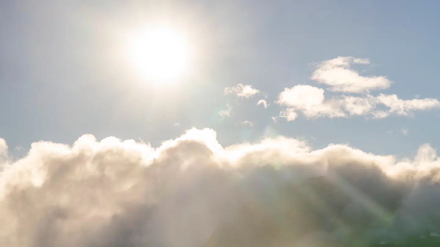 Efter flere dage med gråvejr kan solen kortvarigt bryde gennem skydækket og lyse søndagen op flere steder i landet.