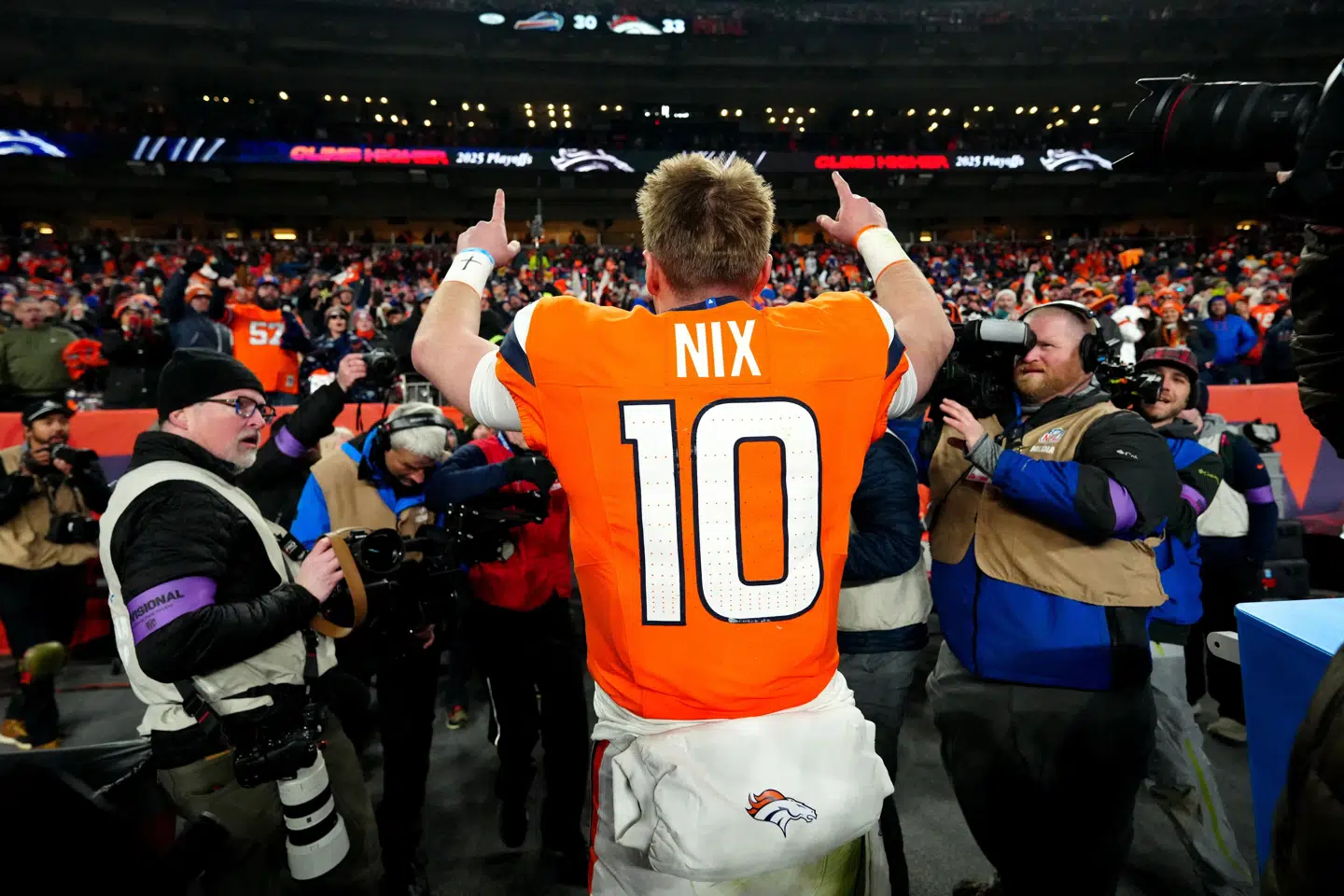 Denver Broncos-quarterback Bo Nix fejrer sejren over Buffalo Bills. Han blev dog selv skadet i kampens overtid og skal opereres på tirsdag. Dermed misser han muligheden for at kæmpe med om en plads i Super Bowl.