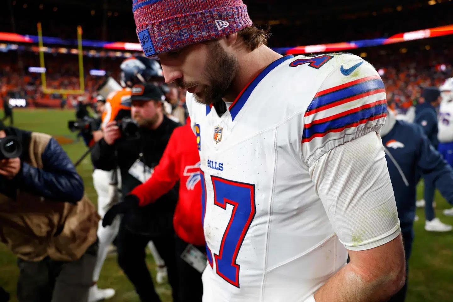 Josh Allen hang med hovedet efter nederlaget til Denver Broncos i NFL-slutspillet.