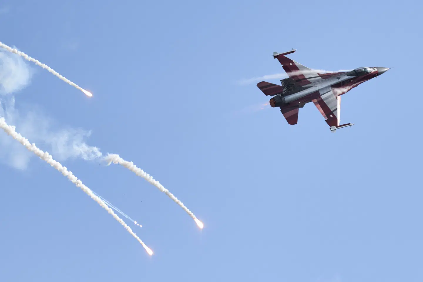 De danske F-16-kampfly var blandt andet i luften ved Roskilde Airshow i Roskilde Lufthavn i sommer. Søndag flyver de afskedsflyvning over den østlige og den sydlige del af landet. (Arkivfoto).