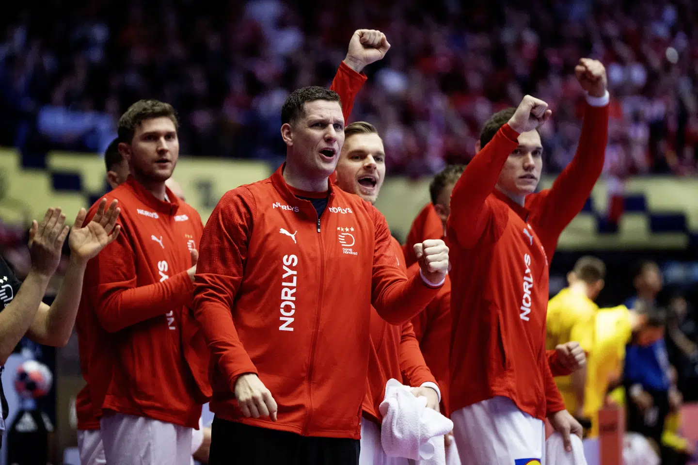 Kevin Møller (forrest i billedet) jubler på den danske bænk under EM-kampen mod Nordmakedonien. Og det er overvejende på bænken, han bruger tiden under kampene, men han er helt afklaret omkring sin rolle.