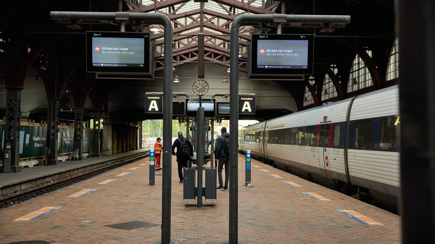 Størstedelen af den jyske togtrafik er søndag ude af drift, efter at en systemopdatering har voldt problemer. Kun tre strækninger er ikke berørt af problemet. Det gælder blandt andet tog fra Aarhus til Fredericia, oplyser Banedanmarks områdechef. (Arkivfoto).