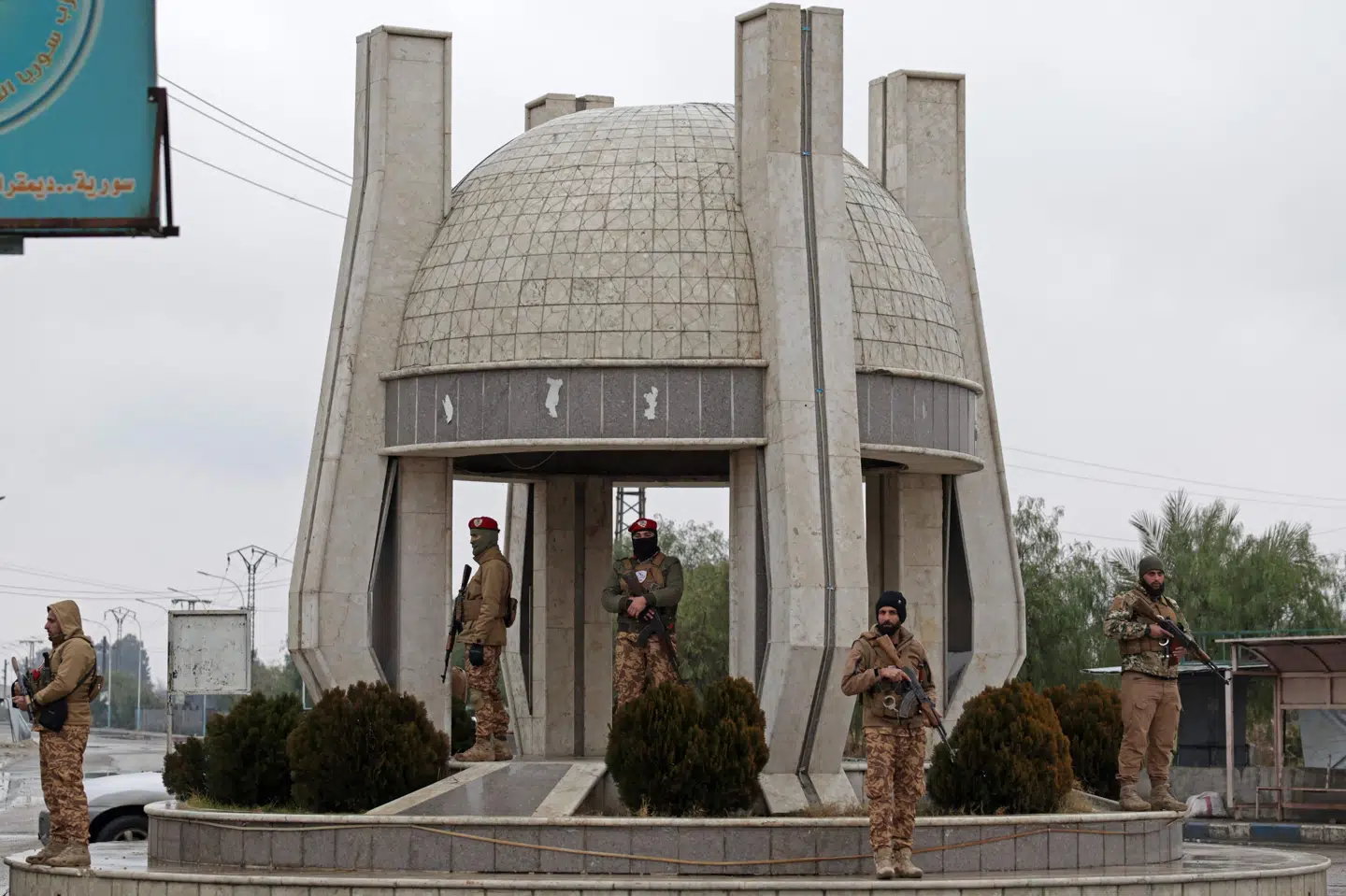 Soldater fra den syriske hær er søndag trængt ind i byen Raqqa i den nordlige del af landet, melder flere medier.