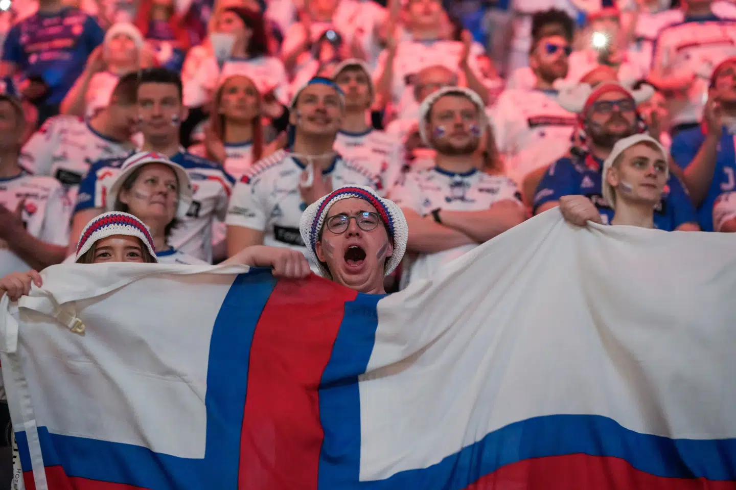 Det blev en festlig aften for de fremmødte færøske fans i Unity Arena i Oslo, hvor Færøerne tog deres første slutrundesejr nogensinde.