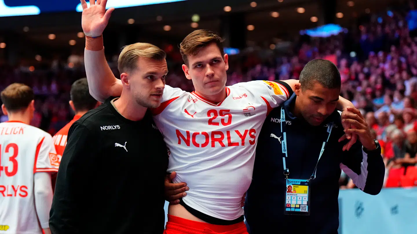 Lukas Jørgensen blev støttet af holdkammeraterne.