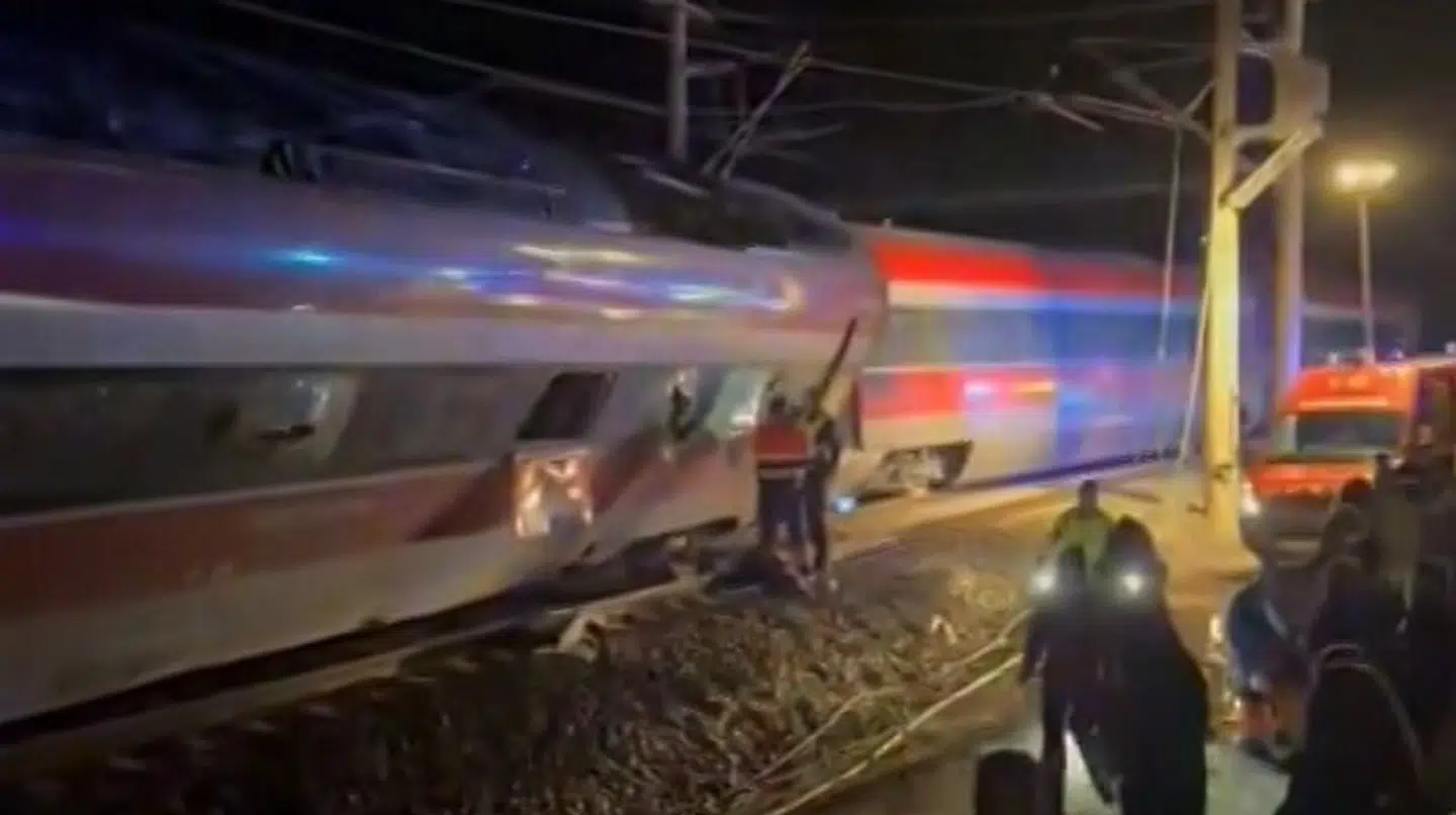 Mindst ti personer er blevet dræbt i ulykken.