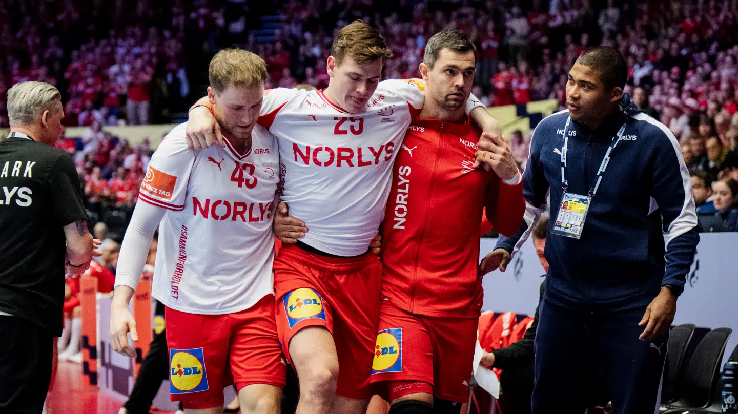 Simon Pytlick og Rasmus Lauge bar deres holdkammerat fra banen.