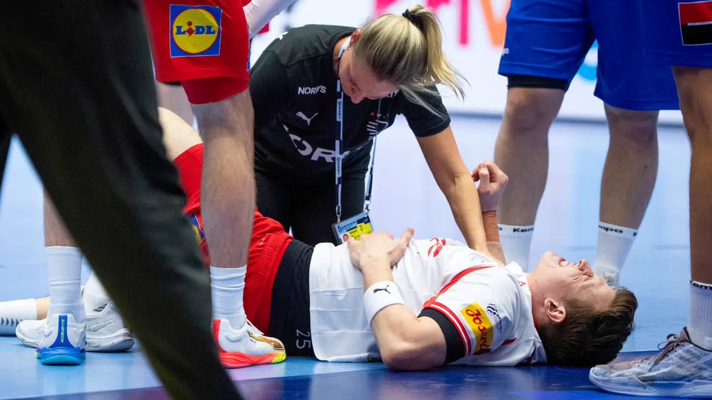 Lukas Jørgensen måtte bæres fra banen søndag aften.