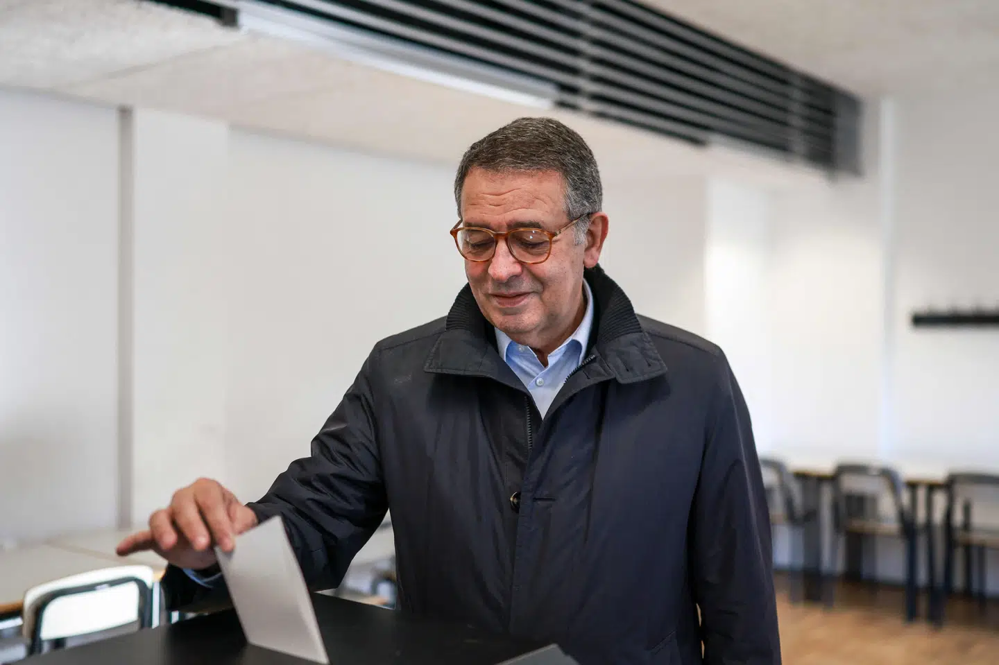 Venstrefløjskandidaten António José Seguro afgiver sin stemme søndag ved første runde af præsidentvalget i Portugal. Han endte med at få flest stemmer, men dog ikke nok til at vinde valget i første runde. Derfor skal der afholdes en anden valgrunde 8. februar.