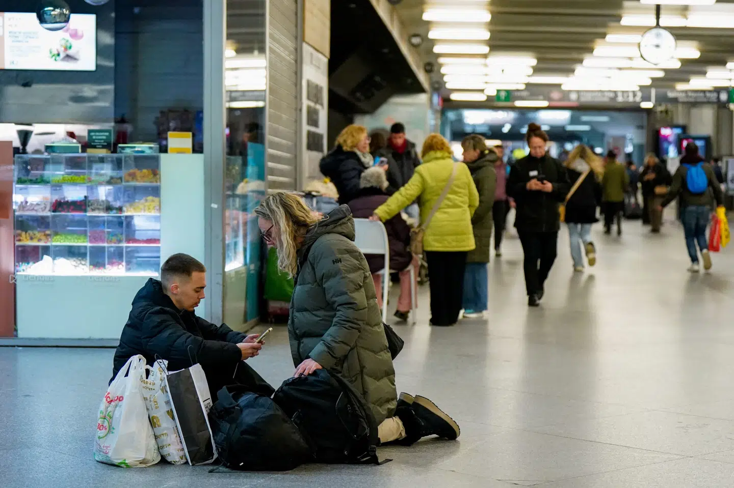 Passagerer venter på togstationen Atocha i Spaniens hovedstad, Madrid, efter at en ulykke har kostet 21 mennesker livet og ført til aflysninger af alle tog mellem Madrid og Andalusien i Sydspanien.
