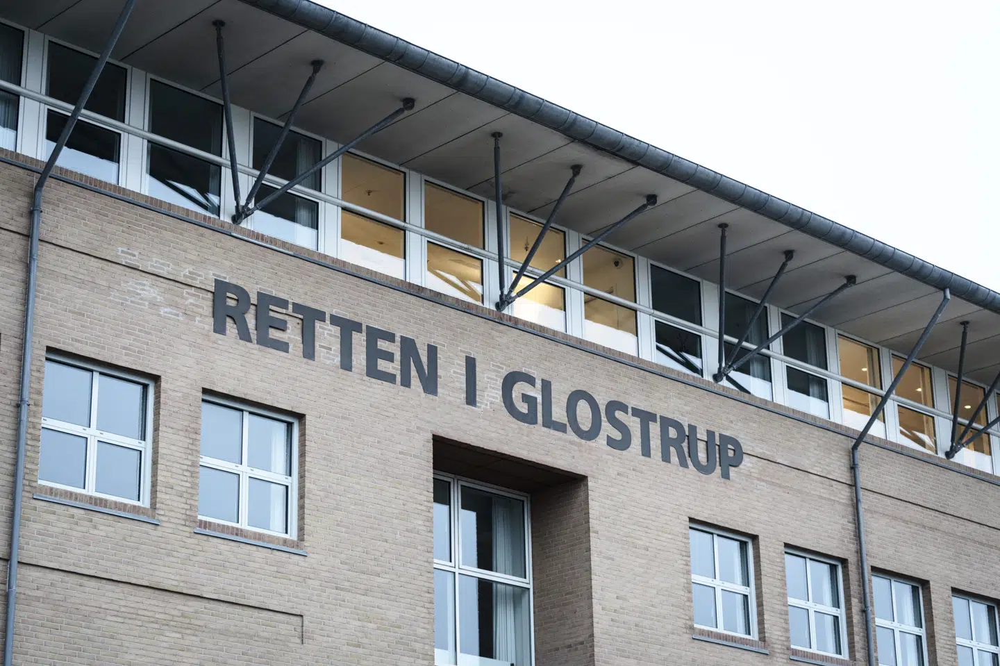 Retten i Glostrup ligger kun få hundrede meter fra tre gerningssteder, hvor kvinder i april blev overfaldet bagfra tre søndage i træk. En 31-årig mand er anklaget for forsøg på voldtægt. (Arkivfoto).