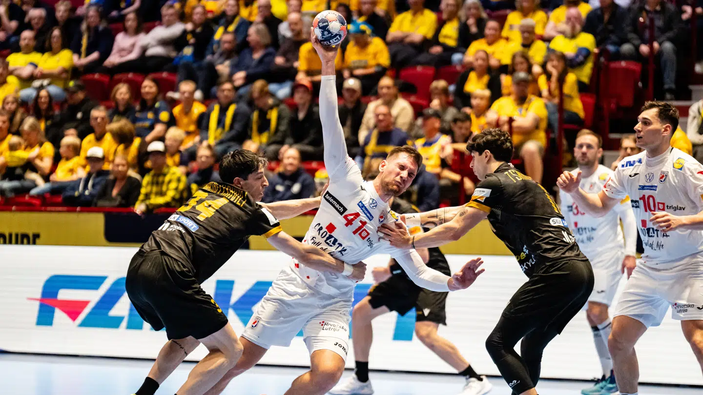 Kort inden kampstart bragede en sang ud over højtaleren, som siden har vakt stærke reaktioner.