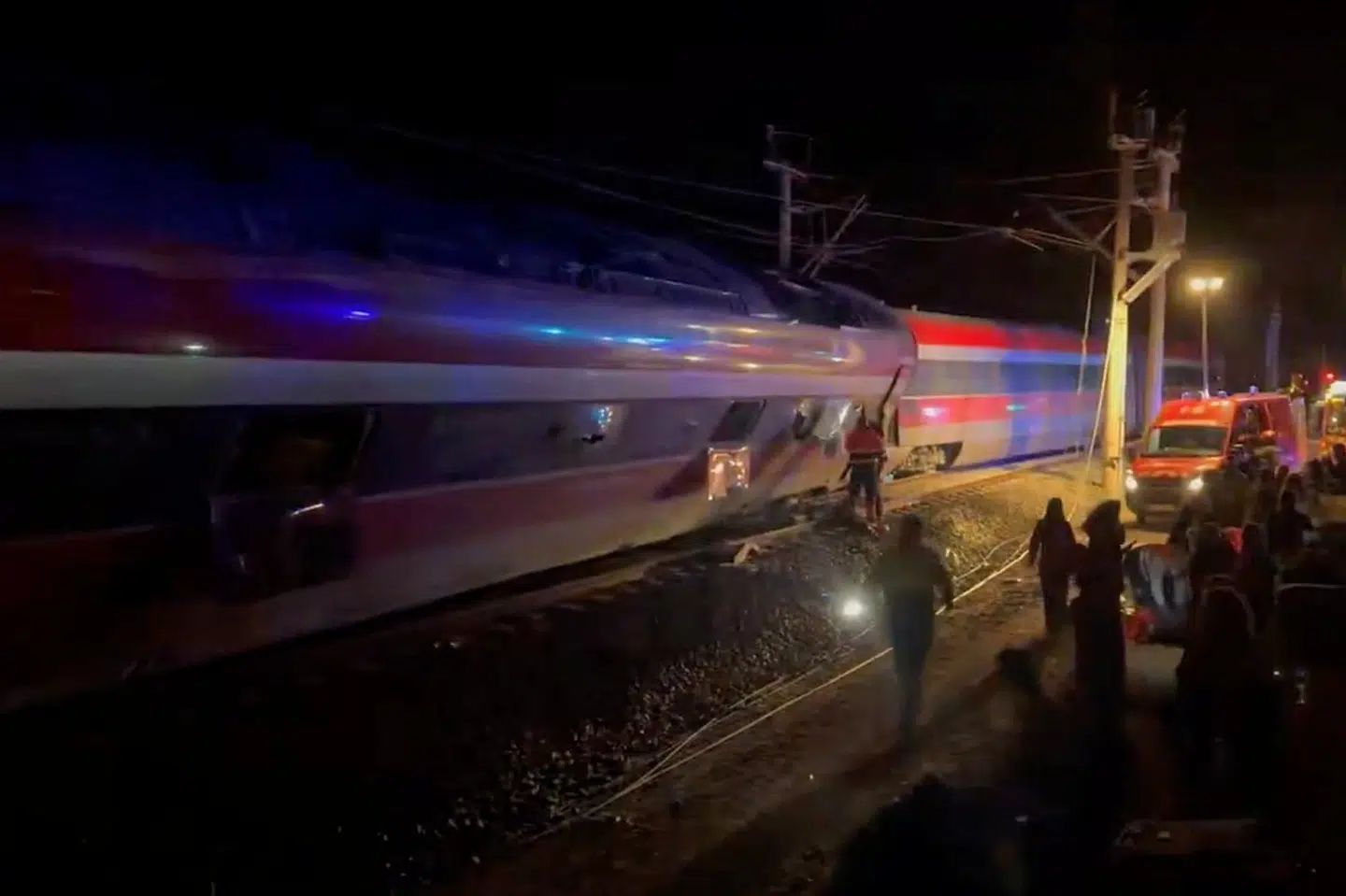 Redningsarbejdet arbejder på stedet, hvor to tog kørte sammen i landsbyen Adamuz i Spanien søndag.